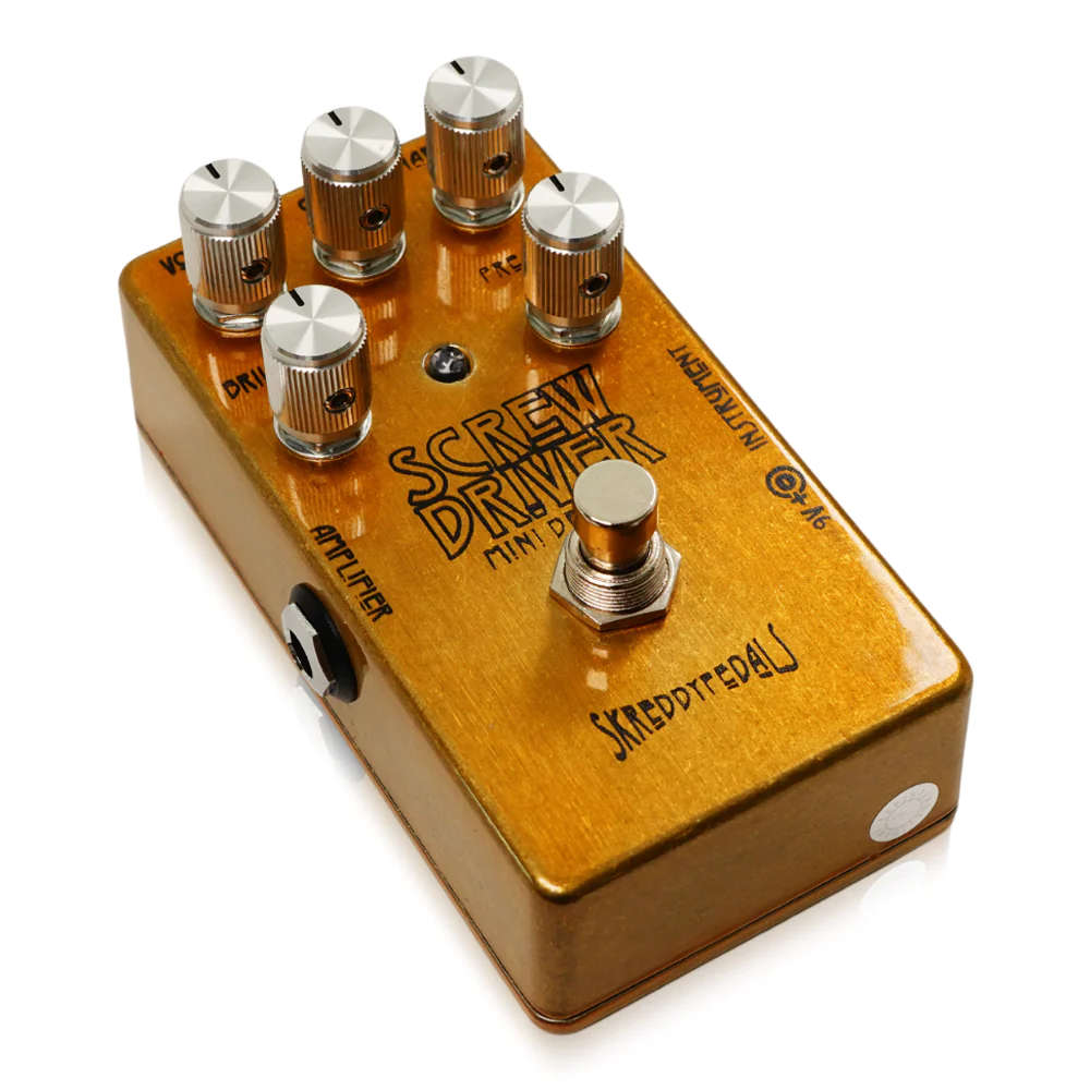 Skreddy Pedals Screw Driver Mini Deluxe オーバードライブ エフェクター フットスイッチがw亜サイドからのアングル