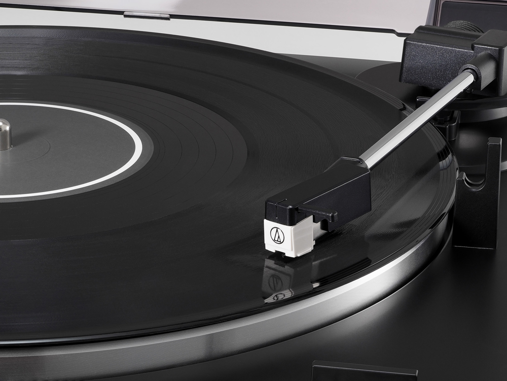 AUDIO-TECHNICA（オーディオテクニカ） AT-LP60X DGM ターンテーブル フルオートモデル レコード再生イメージ