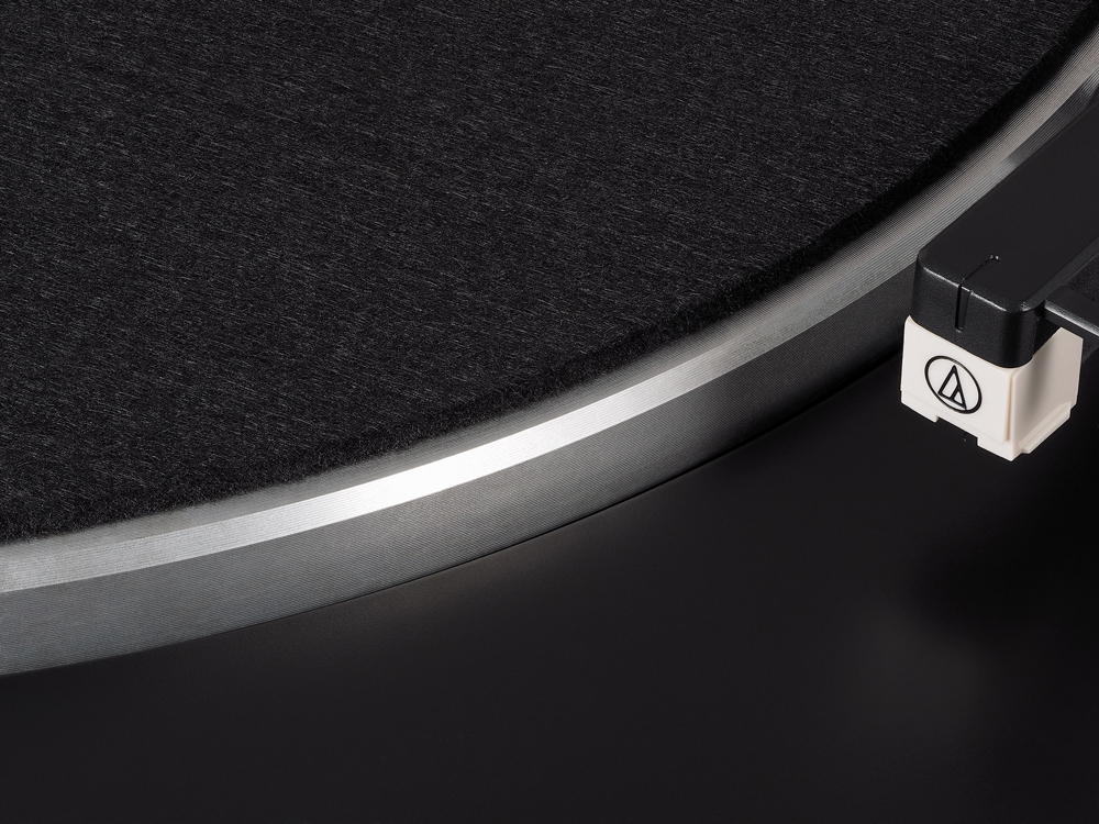 AUDIO-TECHNICA（オーディオテクニカ） AT-LP60X DGM ターンテーブル フルオートモデル レコードから針を外した時のイメージ