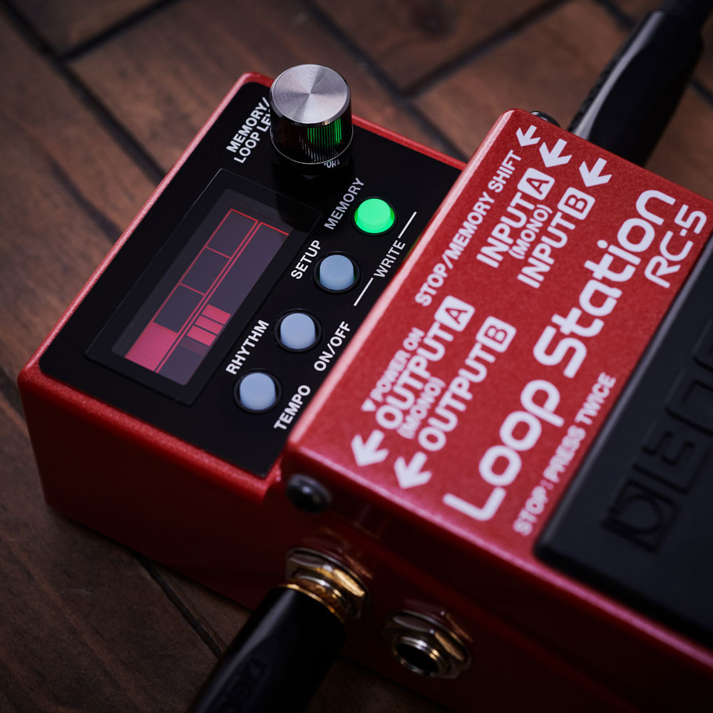 BOSS(ボス) RC-5 Loop Station(ループステーション) ルーパー エフェクター ディスプレイ部・録音/再生/オーバーダブ/停止の状態をバックライトの色で表示