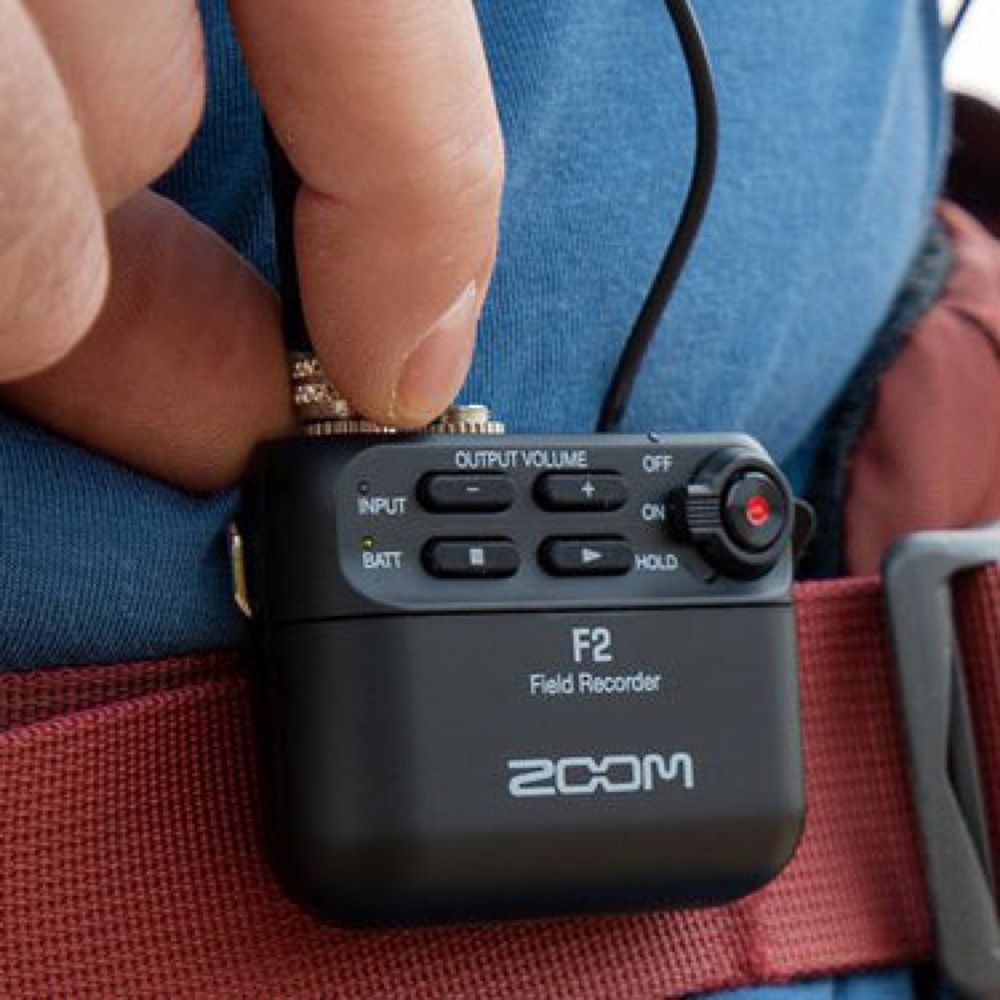 ZOOM F2/B ブラック フィールドレコーダー 使用例 ベルト装着した際の画像