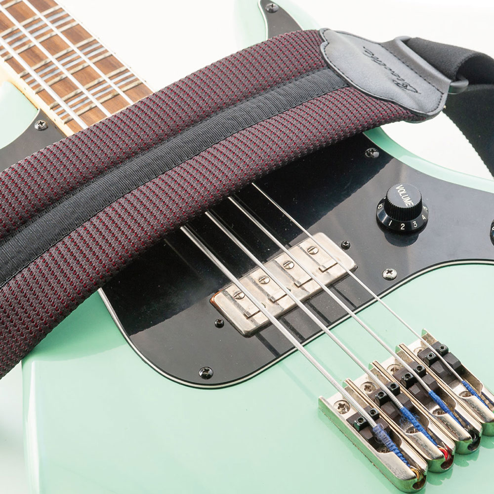 RightOn! STRAPS BREATHE ギター・ベース用ストラップ ライトオン ベースと合わせた画像