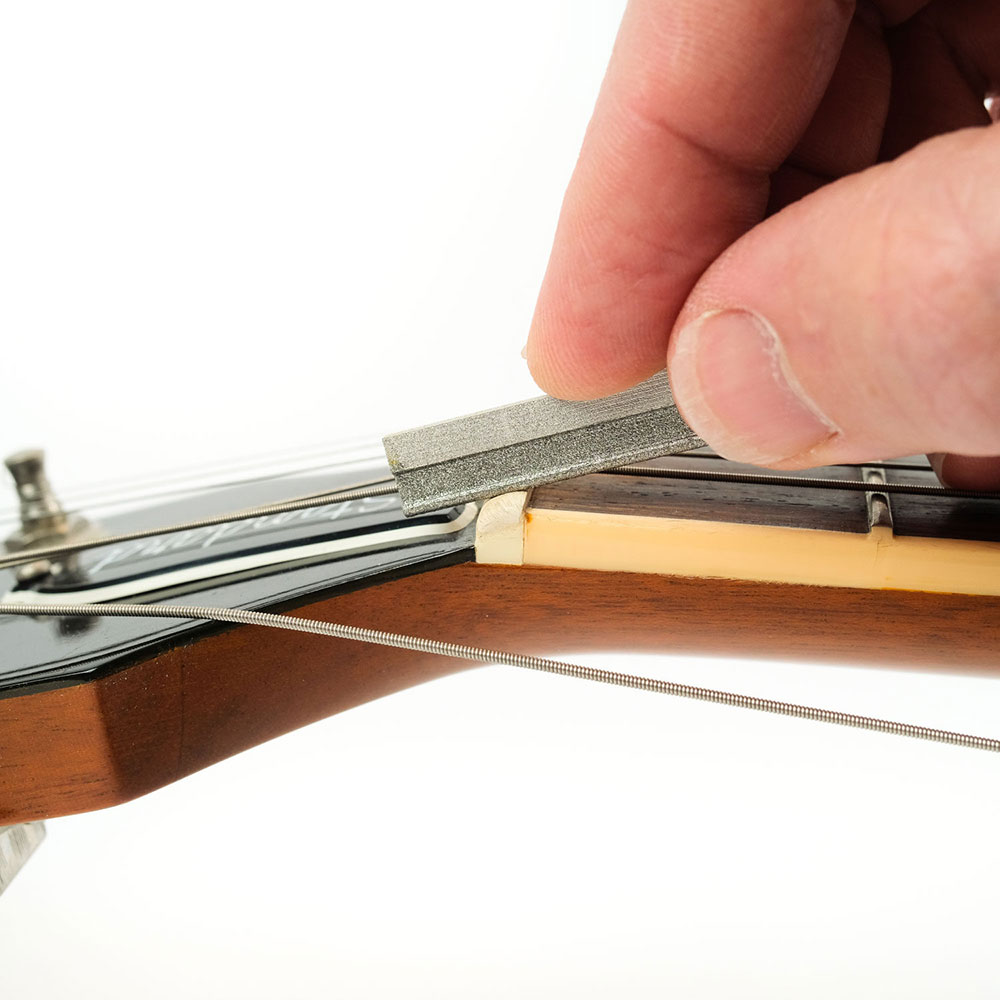 MUSIC NOMAD MN654 .024" Diamond Coated Nut File ギター/ベース用 ナットファイルヤスリ ミュージックノマド ナットを削っている画像 使用例