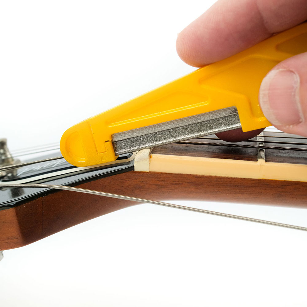 MUSIC NOMAD MN658 .042" Diamond Coated Nut File ギター/ベース用 ナットファイルヤスリ ミュージックノマド ナットを削っている画像 使用例