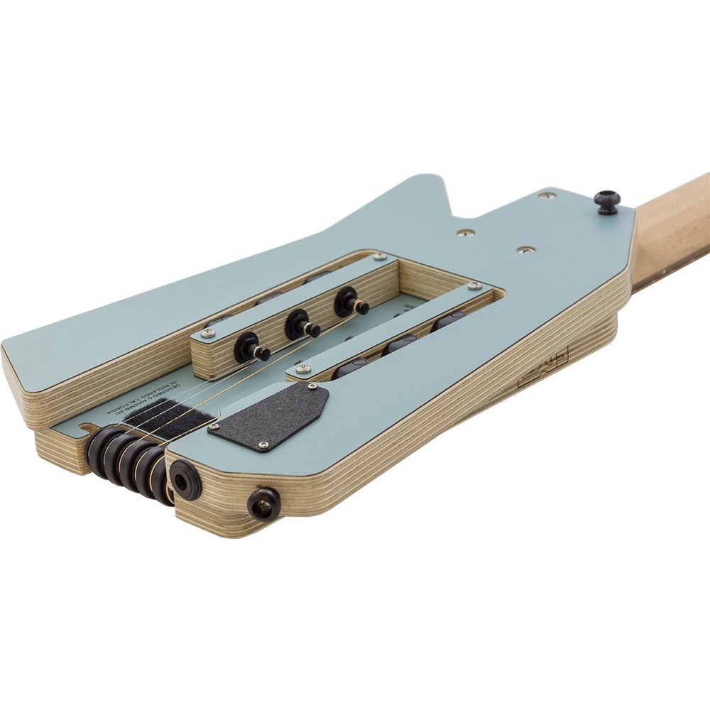 TRAVELER GUITAR Ultra-Light EDGE Surfin USA (BLU) トラベルギター ●ボディに使用しているPionite (パイオナイト) は表面に耐久性の高いラミネートを施したプライウッドで、通常のギターの塗装よりも表面の耐久性がありながら内部は木材ですので、ギターらしい音響特性も保たれています