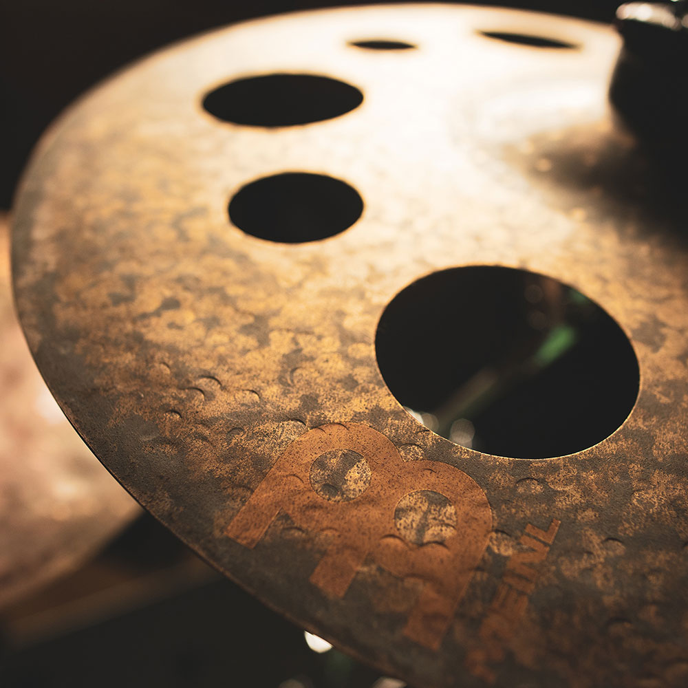 MEINL B18VPTRC Pure Trash Crash Byzance Vintage Series 18' クラッシュシンバル マイネル 穴あきシンバル スタンド設置時の画像