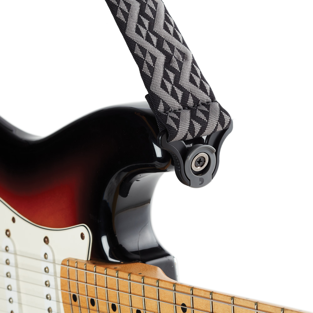 Planet Waves by D’Addario 50BAL03 AUTO LOCK BLK GEOMTC ギターストラップ 使用例画像
