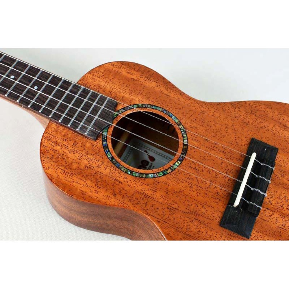 Uma Ukulele UK-20SC NA コンサートウクレレ アップの画像