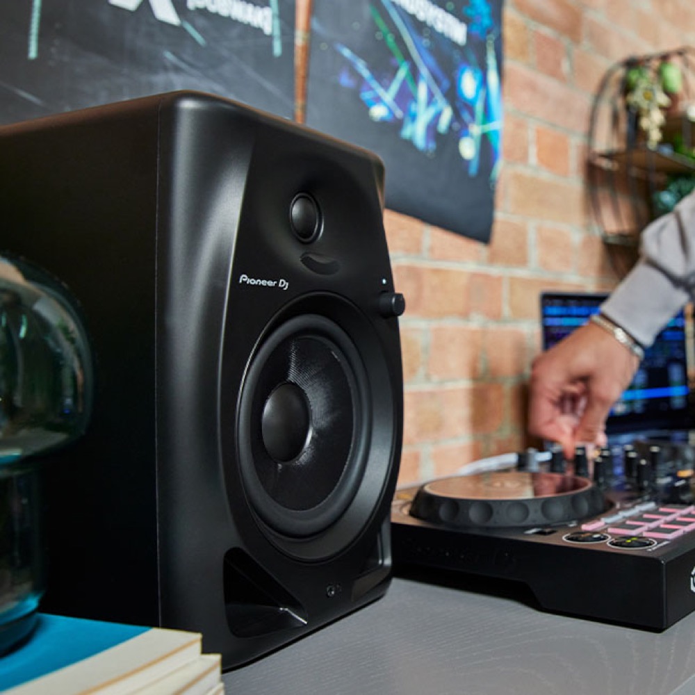 Pioneer DJ DM-50D Black パワードモニタースピーカー 1ペア(2台) 使用イメージ画像