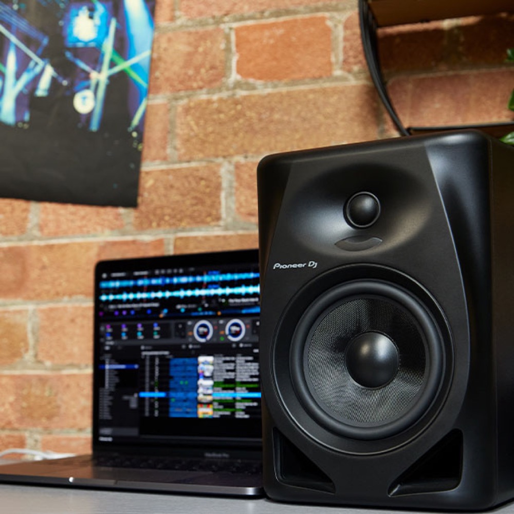 Pioneer DJ DM-50D Black パワードモニタースピーカー 1ペア(2台) 使用イメージ画像