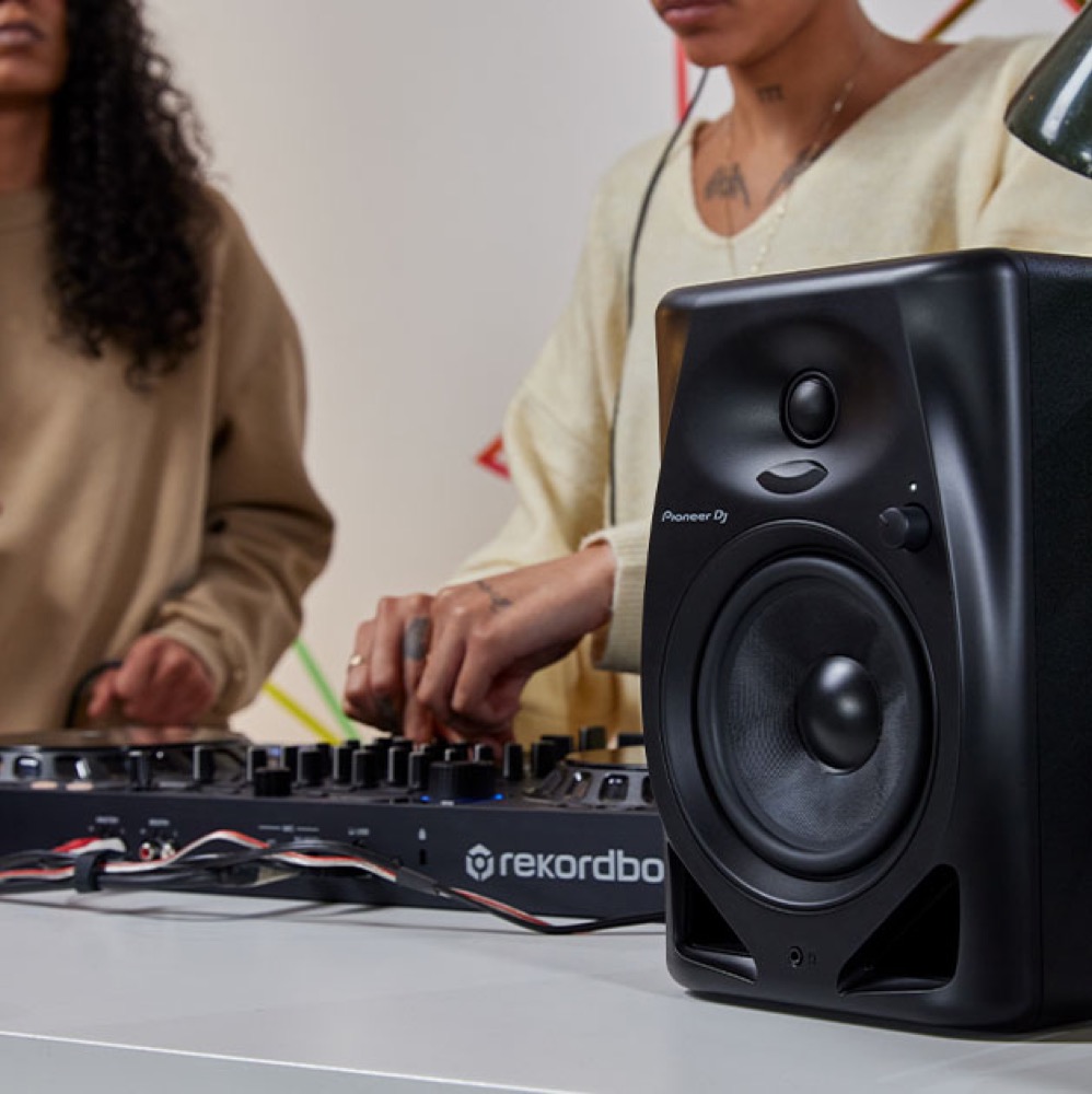 Pioneer DJ DM-50D-W White パワードモニタースピーカー 1ペア(2台) 使用イメージ画像