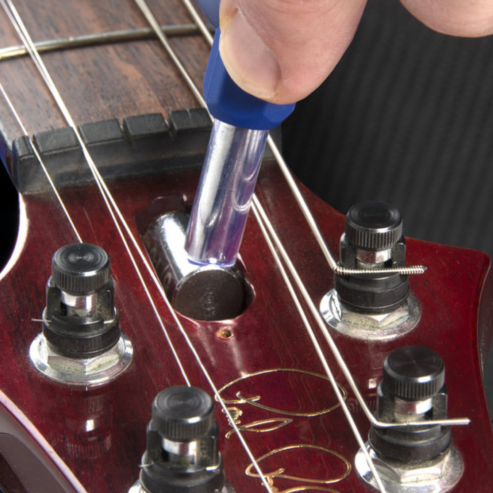 MUSIC NOMAD MN611 Truss Rod Neck Relief Measure & Adjust Kit for Gibson & PRS (USA) Guitars ネック調整ツールセット レンチ使用イメージ画像