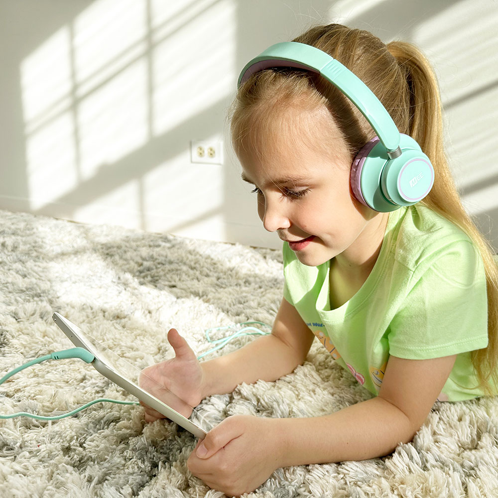 MEE audio ミーオーディオ HP-KJ45-MT KidJamz KJ45 ミント 子供用 有線ヘッドホン キッズヘッドフォン 使用イメージ