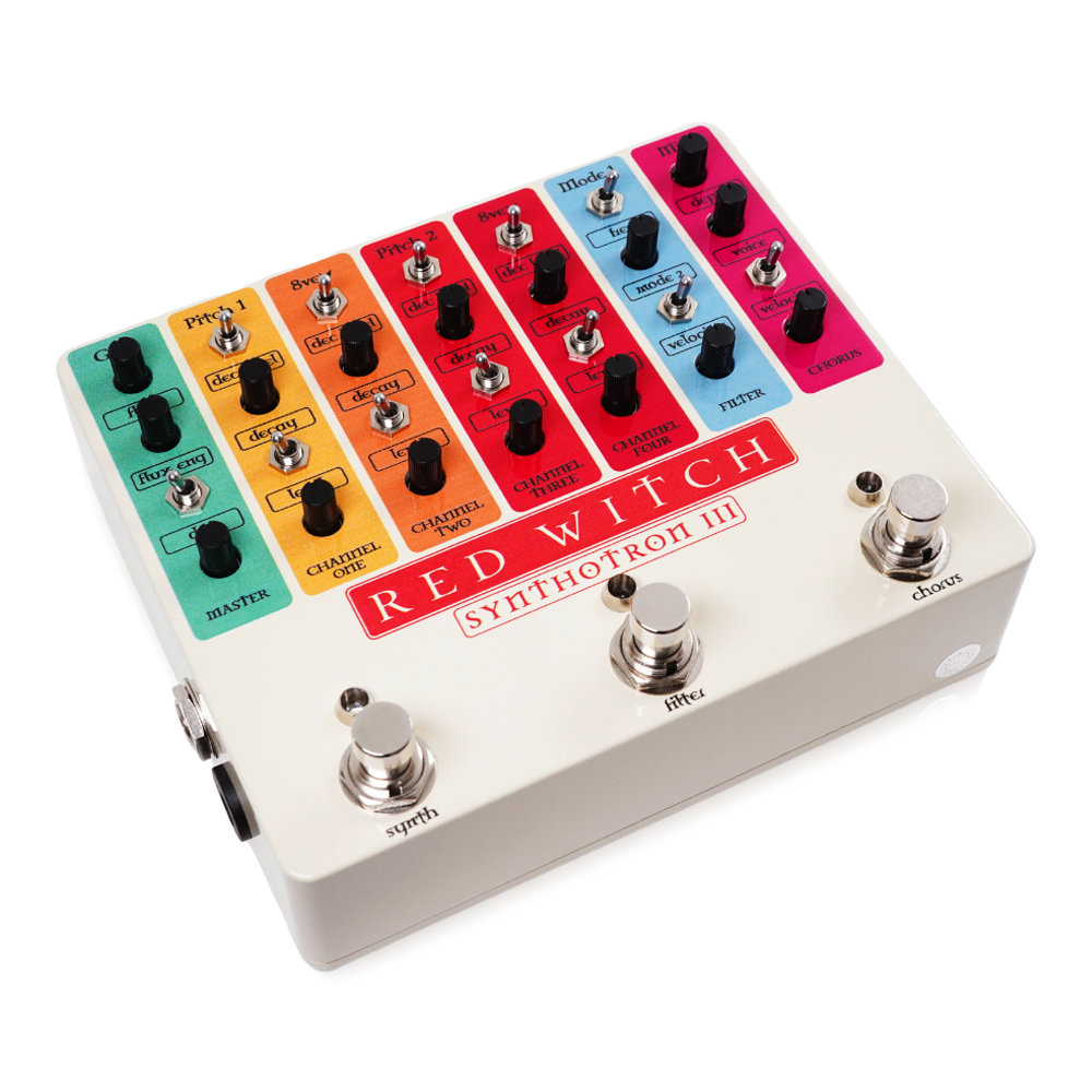 Red Witch Pedals Synthotron III シンセ・フィルター・コーラス ギターエフェクター フットスイッチ側サイドからのアングル