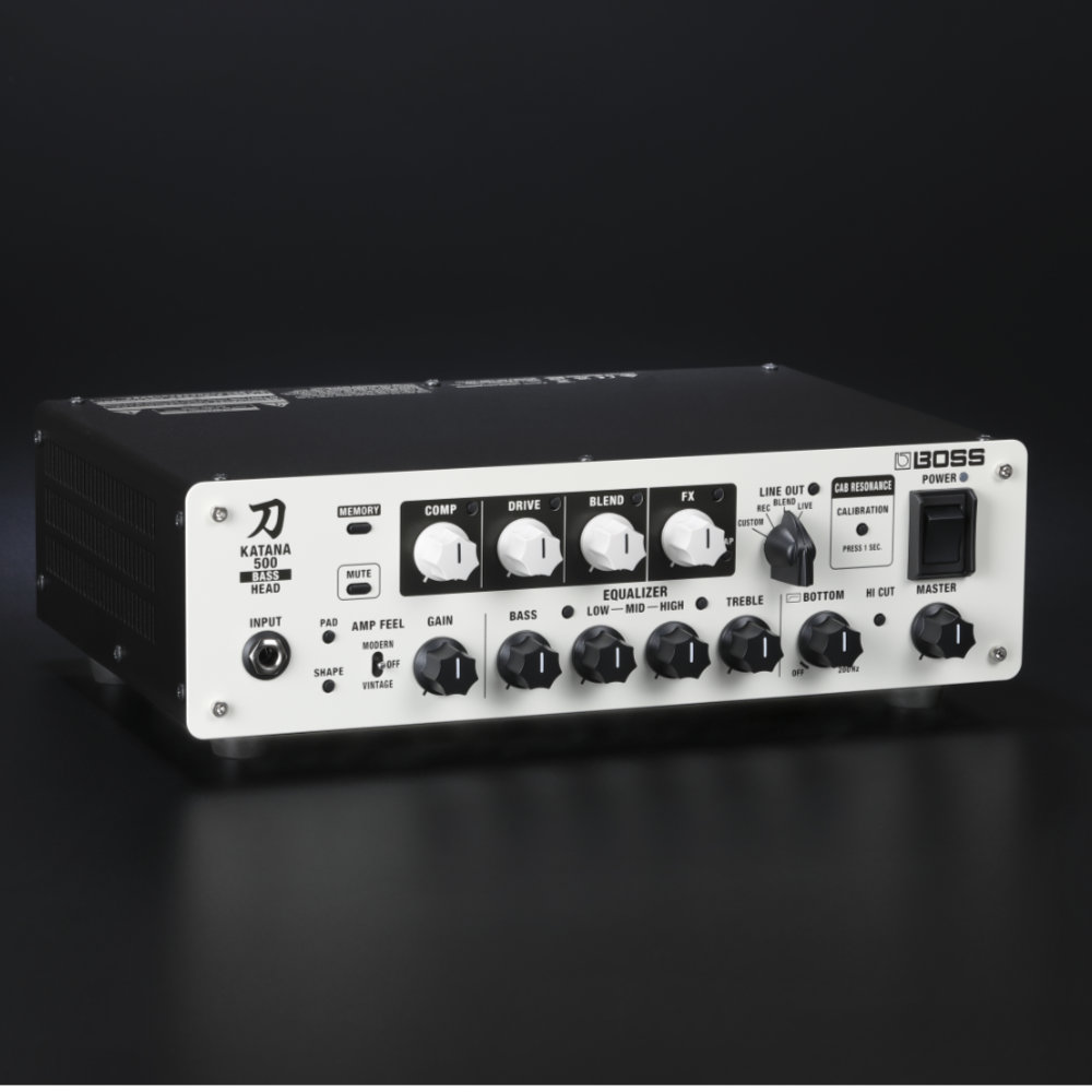 ベースアンプ ヘッド 500W BOSS KTN500B HD KATANA-500 BASS HEAD 軽量 2.8kg コンパクトなベースアンプ DIアウト USBアウト搭載 コンプレッサー内蔵 左サイドからのアングル