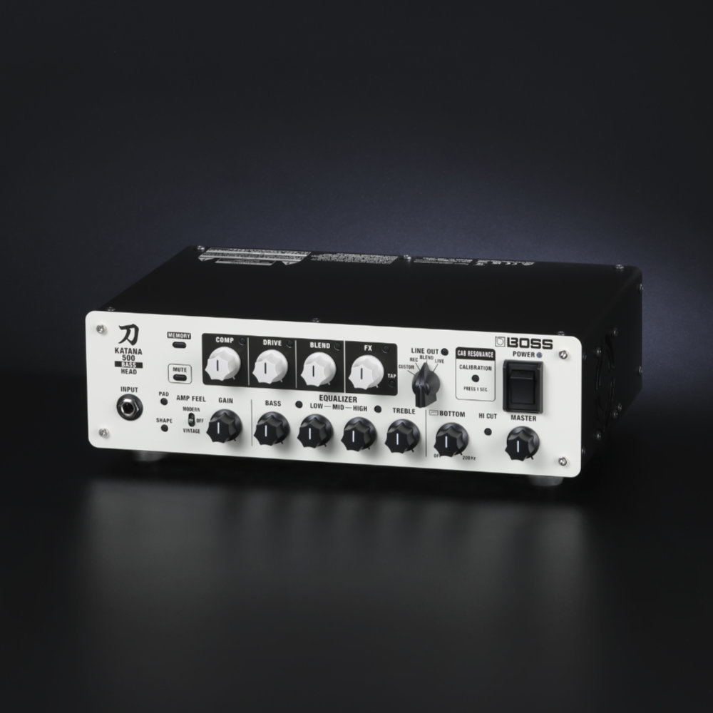 ベースアンプ ヘッド 500W BOSS KTN500B HD KATANA-500 BASS HEAD 軽量 2.8kg コンパクトなベースアンプ DIアウト USBアウト搭載 コンプレッサー内蔵 右サイドからのアングル