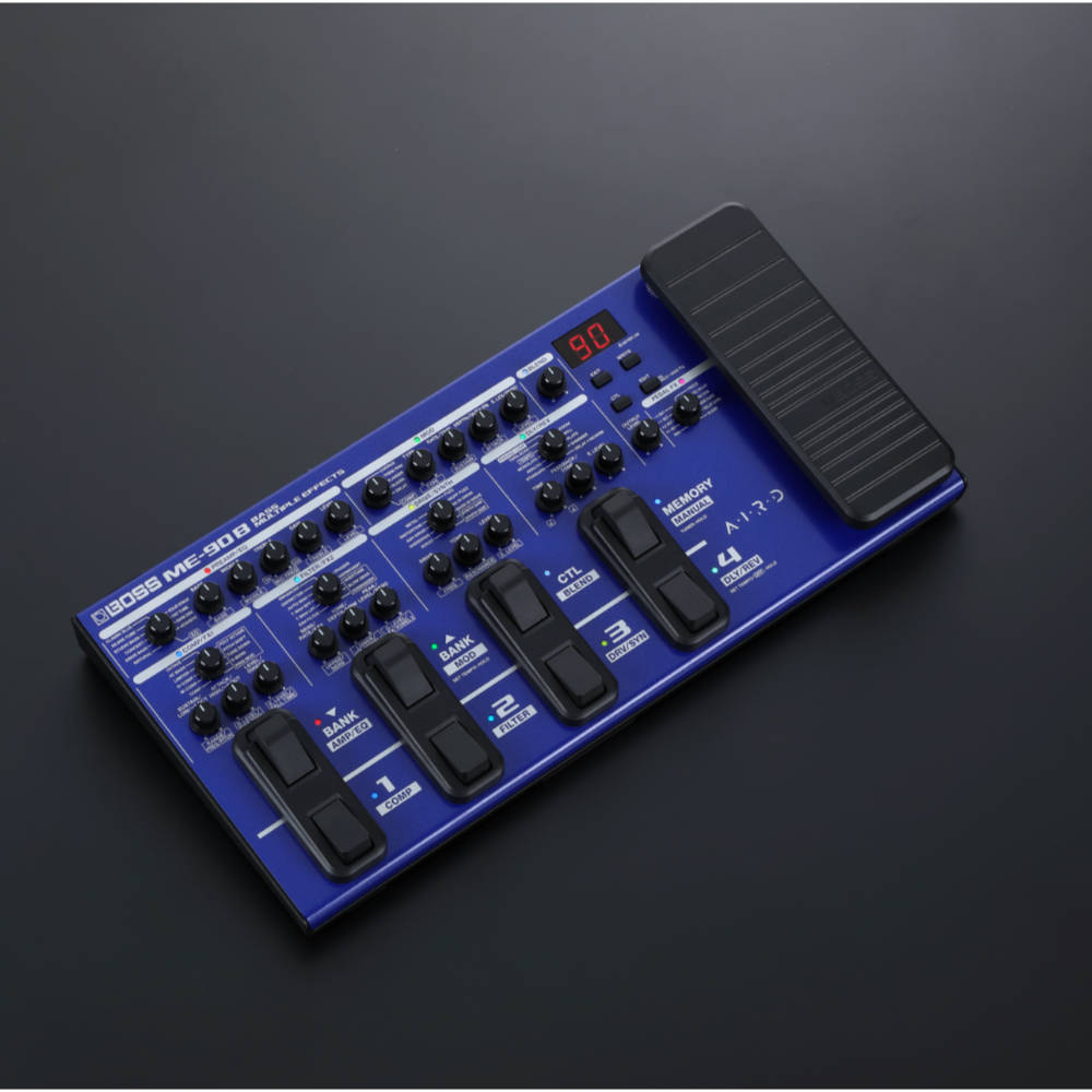 ベースエフェクター マルチエフェクター BOSS ME-90B BASS MULTIPLE EFFECTS 10種類のプリアンプ 61種類のエフェクト ベース プリアンプ DI サイドからのアングル