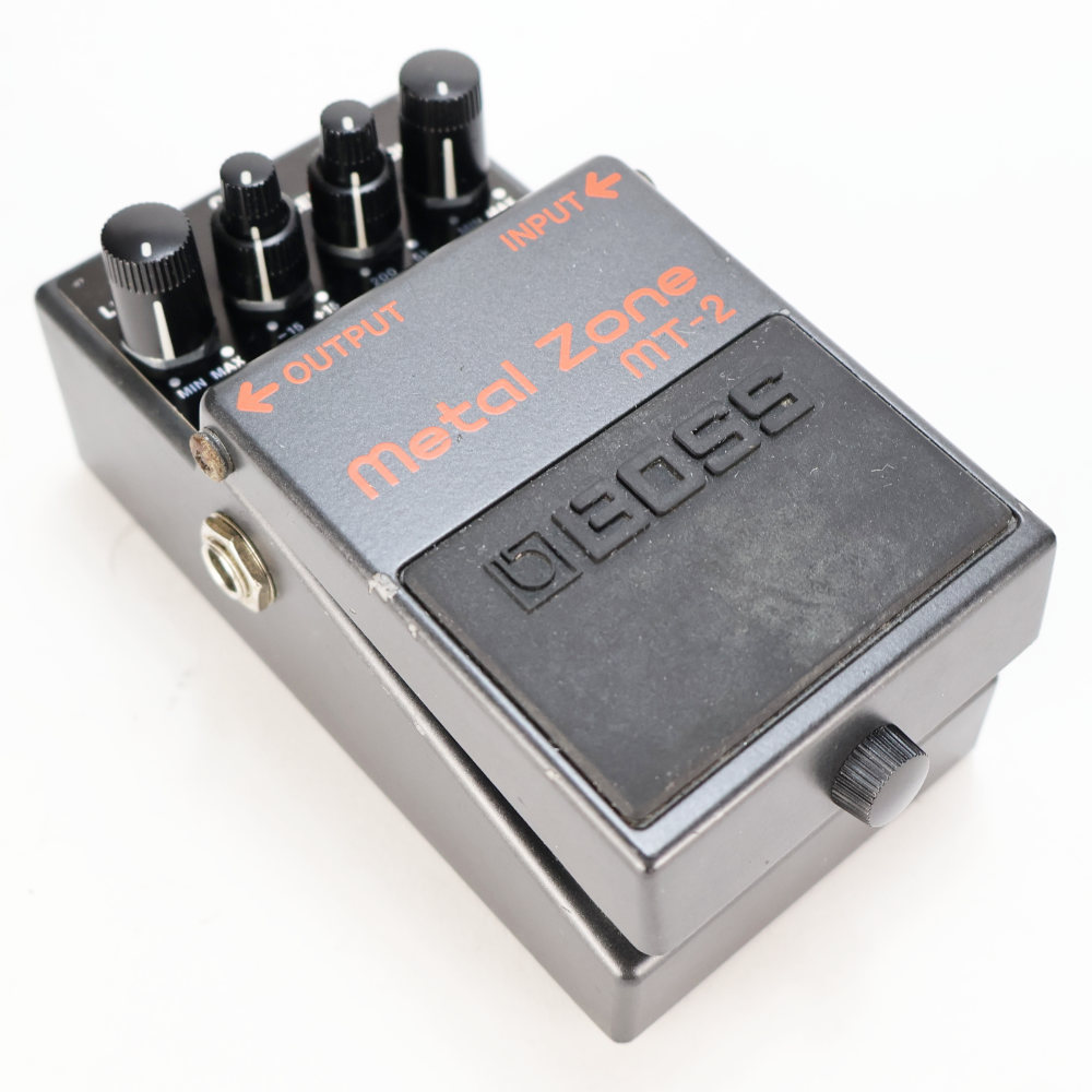 【中古】メタルゾーン エフェクター BOSS MT-2 Metal Zone ボス ギターエフェクター 本体画像 斜め 2