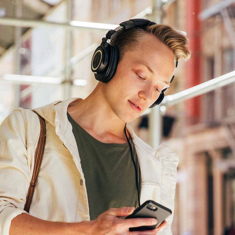 AUDIO-TECHNICA オーディオテクニカ ATH-M50x プロフェッショナルモニターヘッドホン オーテク 使用イメージ