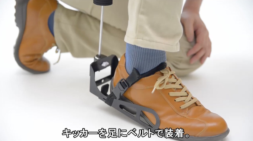 重量はわずか300グラム!足の動作に違和感を感じないレベルです!