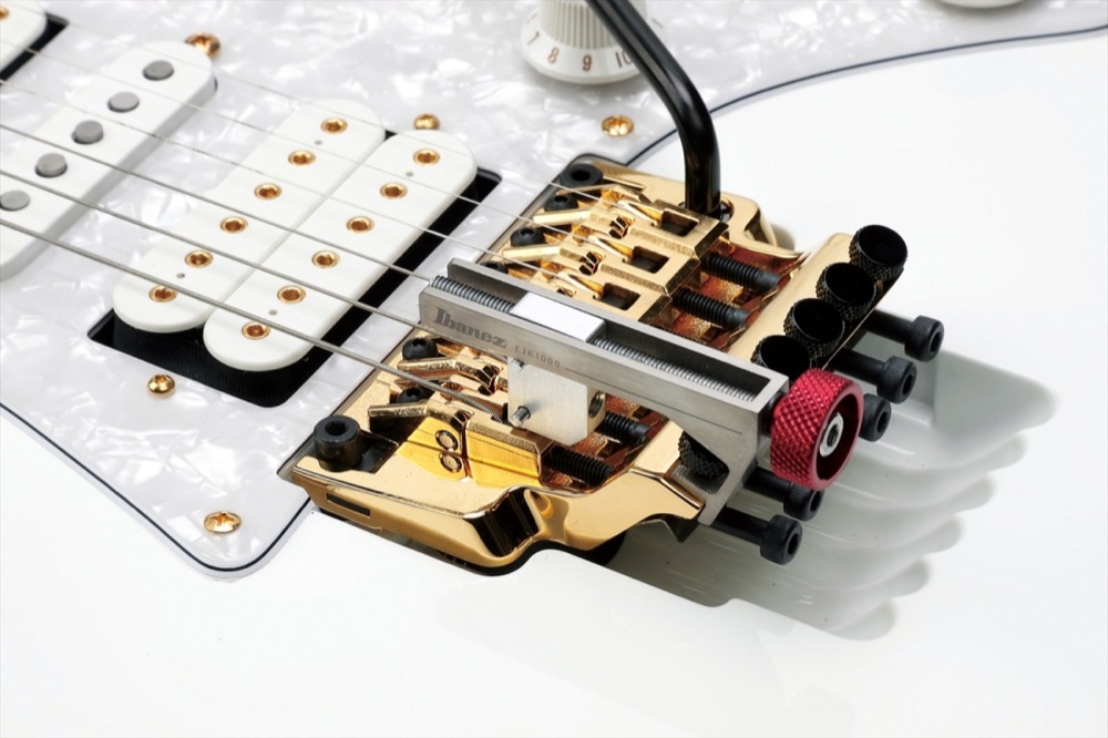 EJK1000は、Ibanezオリジナル・トレモロ・ブリッジの為に設計されたイントネーション調整ツールです。