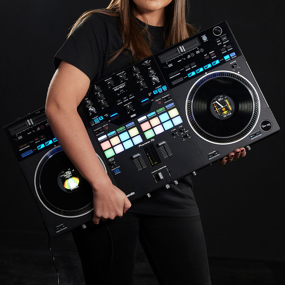 Pioneer DJ DDJ-REV7 DJコントローラー オリジナルVinylシール WH 1ペア付きセット 持ち歩いている画像